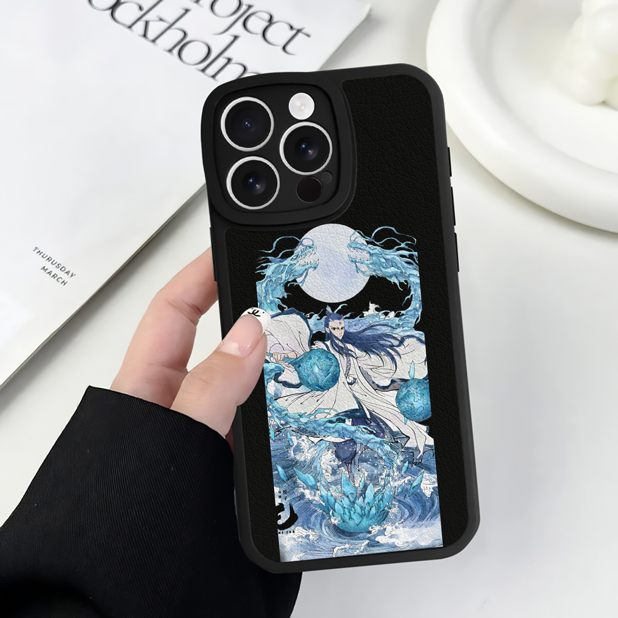 （画像用） Ne Zha 2 ナタ 魔童の大暴れ 【iPhone 16シリーズ対応】シリコンスマホケース（レザー調） 材質：シリコン